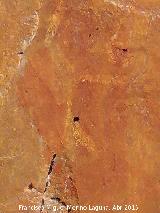 Pinturas rupestres del Abrigo de la Cueva del Santo Grupo II. W en rojo y sobre sta como un antropomorfo en blanco