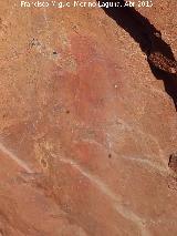 Pinturas rupestres del Abrigo de la Cueva del Santo Grupo IV. Antropomorfo sobre el que han pintado una V en blanco