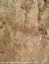 Pinturas rupestres de la Cueva del Engarbo II. Grupo I. Escena inferior con un arquero a la carrera, una cabra con varias flechas hincadas y restos de otras figuras