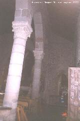 Iglesia de Santa Mara del Collado. Columnas y puerta