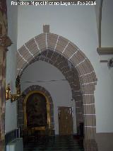Iglesia de San Esteban. Arco apuntado coronado por la cruz de San Andrs