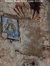 Cortijo Santa Brbara. Hornacina cegada y azulejos de la Virgen de la Cabeza