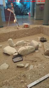 Centro de Interpretacin de la Prehistoria. Recreaccin de una excabacin de una tumba del bronce