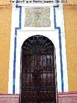 Casa Villa Manuela. Azulejos y ventana derecha