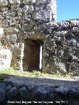 Castillo de Htar. Saetera del adarve