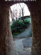 Casa Cueva Tallada del Tajo del Hacha. Puerta y terraza mirador