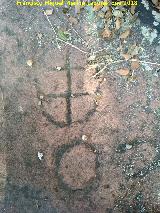 Petroglifos de Burguillos. Doble cruciforme inserto en figura envolvente, crculo y herradura