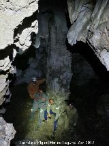 Cueva de los Esqueletos. Alrededor de la columna principal