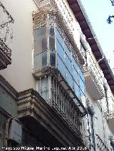 Casa de la Calle Príncipe Alfonso nº 8. Balcón cerrado y alero de madera