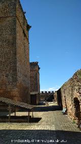 Castillo de los Guzmanes. Patio de la barbacana norte