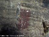 Pinturas rupestres del Abrigo I del To Serafn. Posible zooformo negro y mancha roja. Grupo V