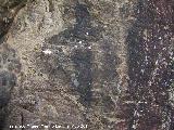 Pinturas rupestres del Abrigo I del To Serafn. Antropomorfo phi de la derecha Grupo V