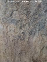 Pinturas y petroglifos rupestres de la Cueva del Encajero. Uno de los paneles de petroglifos