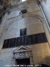 Catedral de Jaén. Nave de la Epístola. Cuadros sobre la puerta del despacho