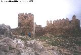 Castillo del Berrueco. Torren circular izquierdo y murallas con sus almenas originales