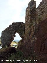 Castillo del Berrueco. Arco albarrano y foso