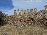 Castillo del Berrueco. Muralla con el paso de guardia, aspilleras y almenas apuntadas