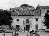 Castillo de la Floresta. Torre del Homenaje detrs de la casa del fondo. 1908
