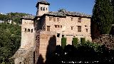 Alhambra. Torre de la Higuera. Al fondo la Torre de las Damas