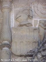 Casa de Las Torres. Escudo de los Dvalos en la enjuta izquierda del frontis semicircular