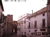 Puerta del Losal. Como continua la muralla detrs de las casas hacia el Torren de la Calle Fuente Seca