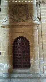 Iglesia de San Nicolás de Bari. Puerta con escudo