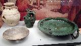 Necrpolis ibrica de la Noria. Ajuar de la tumba central. Vaso Cruz del Negro, plato, brasero y jarra de bronce. Museo Ibero de Jan