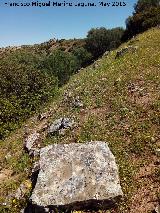Poblado prehistrico del Cerro del Salto. Sillar y lnea de muro del camino