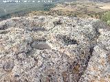Petroglifos rupestres de la Piedra Hueca Grande. Cazoletas y canales