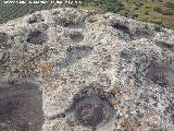 Petroglifos rupestres de la Piedra Hueca Grande. Cazoletas y canales