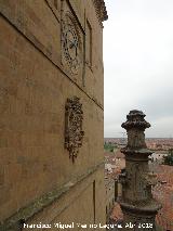 Catedral Vieja. Torre de las Campanas. Reloj y escudo