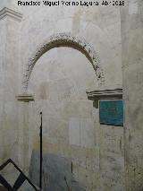Catedral Vieja. Batisterio. Arco y placa de Bonifacia Rodrguez