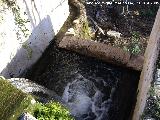 Estanque de Pedro Malena. Rebosadero del estanque que alimenta una acequia de riego