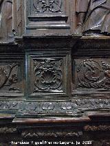 Catedral de Jaén. Coro. El abrazo en la Puerta Dorada. Basa de la izquierda