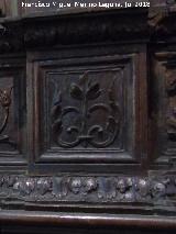 Catedral de Jaén. Coro. El abrazo en la Puerta Dorada. Basa de la derecha