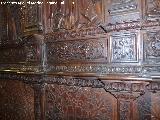 Catedral de Jaén. Coro. El abrazo en la Puerta Dorada. Relieve bajo la talla principal