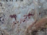 Pinturas rupestres del Covacho de los Herreros. Restos de pintura bajo una capa de caliza