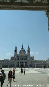 Palacio Real. Plaza de la Armera. Con la Catedral de la Almudena al fondo