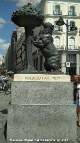 Estatua del Oso y el Madroo. 