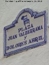 Plaza Juan Valderrama y Dolores Abril. Placa