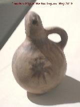 Museo Arqueolgico de Linares. Vaso de libaciones con forma de paloma. Albacete? siglo I a.C.