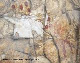 Pinturas rupestres de la Cueva de los Soles Abside II. Serie de puntos que ha sufrido expoliacin del antropomorfo de la derecha
