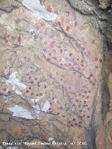 Pinturas rupestres de la Cueva de los Soles Abside IV. Puntos