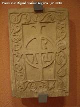 Cerrillo del Calvario. Cancel de piedra caliza con crismn con las letras AW alfa y omega. Museo Provincial de Jan