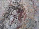 Pinturas rupestres de la Cueva Secreta Grupo II. Mancha de posible antropomorfo entre los dos antropomorfos debajo del antropomorfo gigante