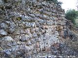 Muralla de la aldea medieval de La Espinareda. Muro de mampostera con restos de estuco original