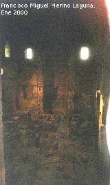 La Mota. Iglesia Mayor Abacial. Excavación arqueológica. En la pared del fondo se aprecian los huecos de los distintos pisos del cementerio interior