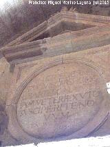 La Mota. Iglesia Mayor Abacial. Puerta del Cabildo. Tondo con inscripción
