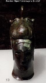 Necrpolis ibrica de Piquia. Pasariendas de bronce con cabeza de guerrero tocada por cabeza de lobo. Museo Ibero de Jan