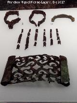 Necrpolis ibrica de Piquia. Abrazaderas, varillas de hierro, placa de bronce y asidero de bronce con cabezas de lobo. Museo Ibero de Jan